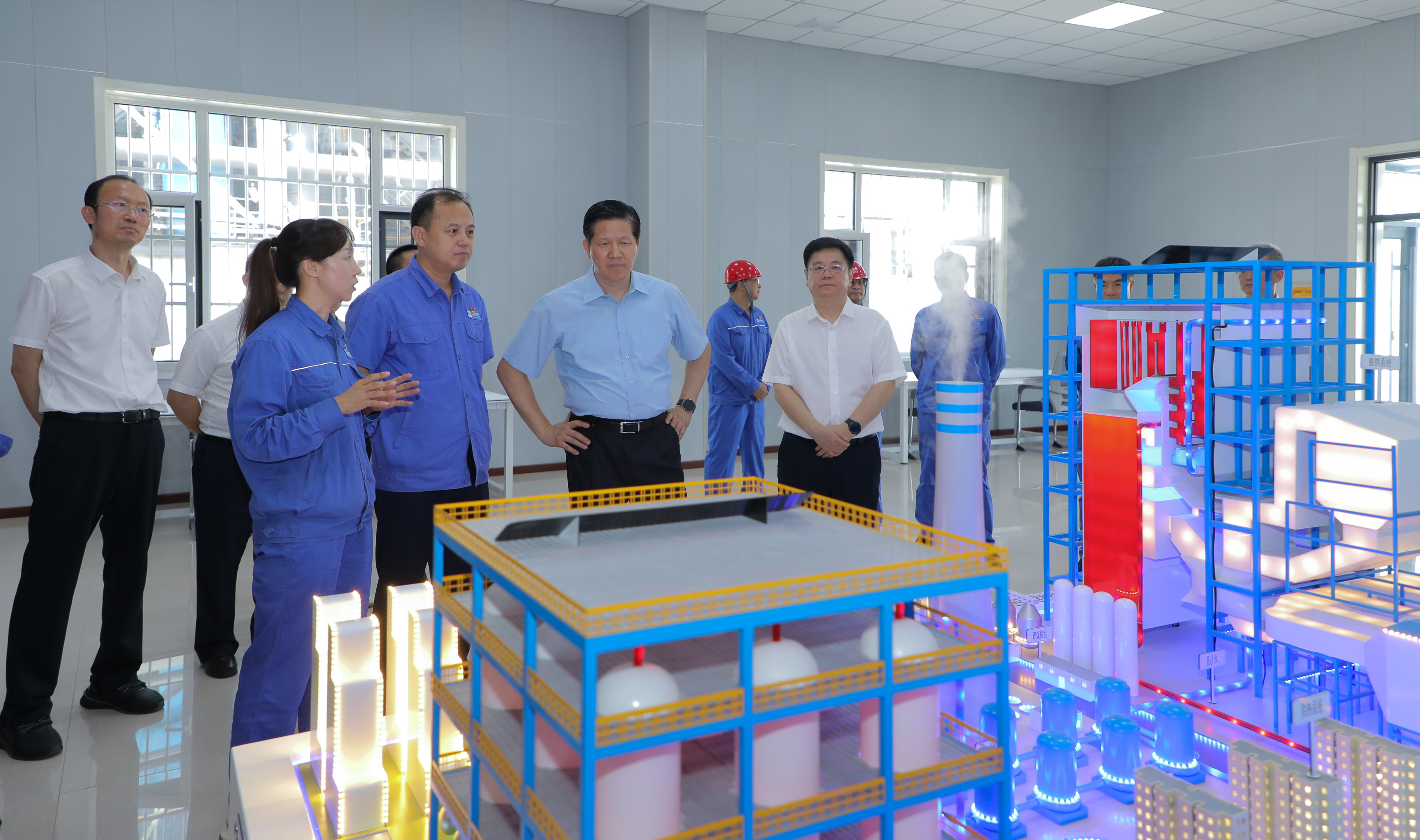 陈建光参观张宣科技企业展厅